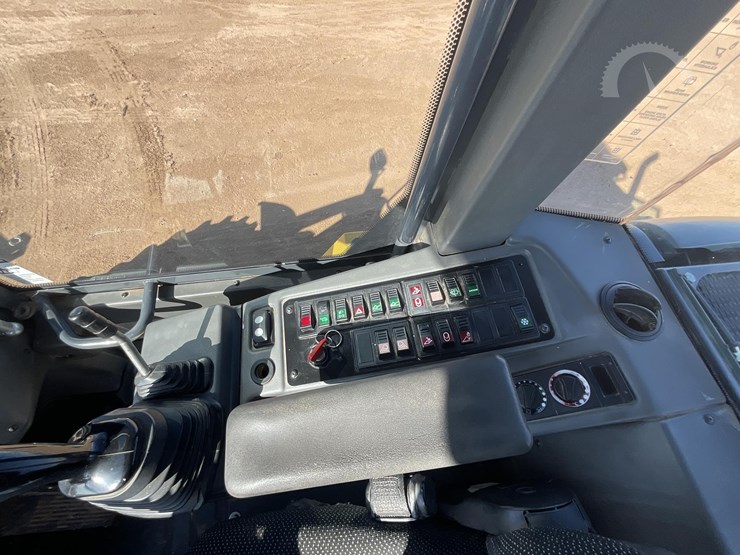 2015-deere-324k-image-30