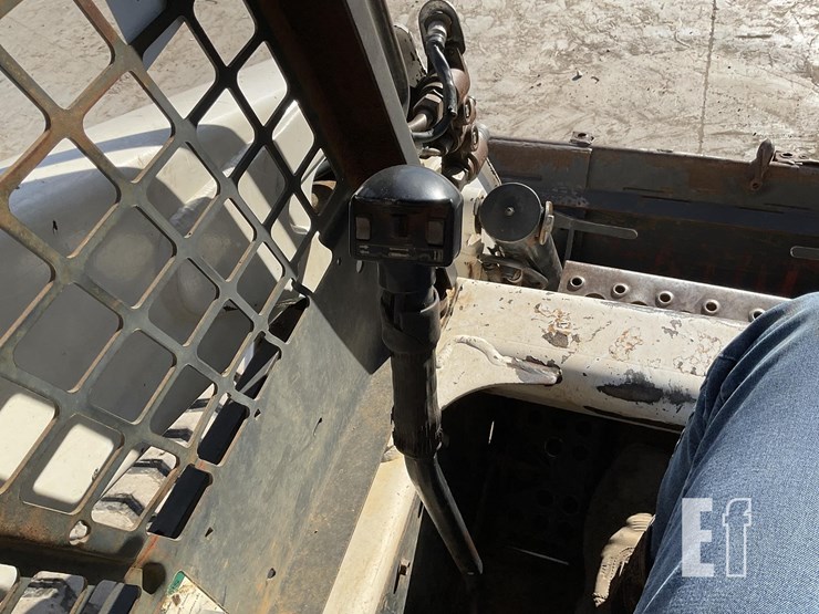 2005-bobcat-t300-image-15