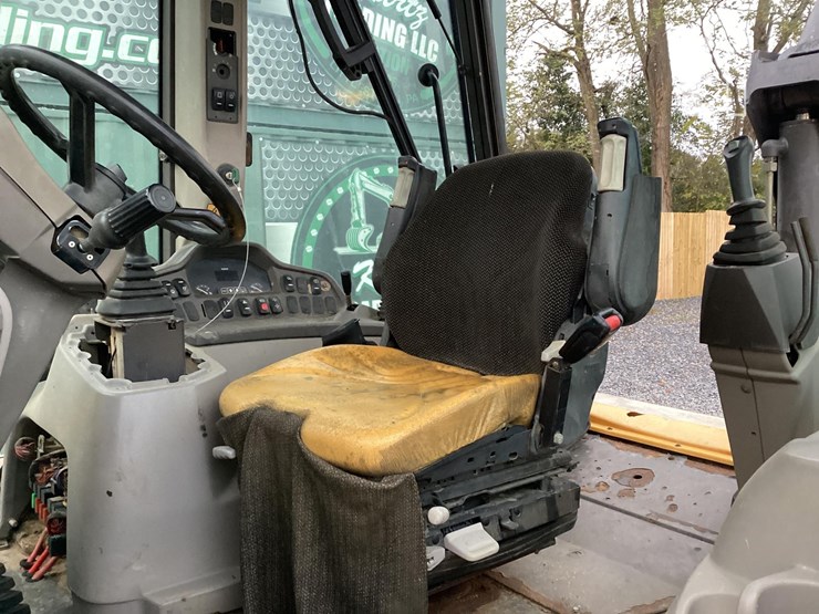 2012-volvo-bl70b-image-13