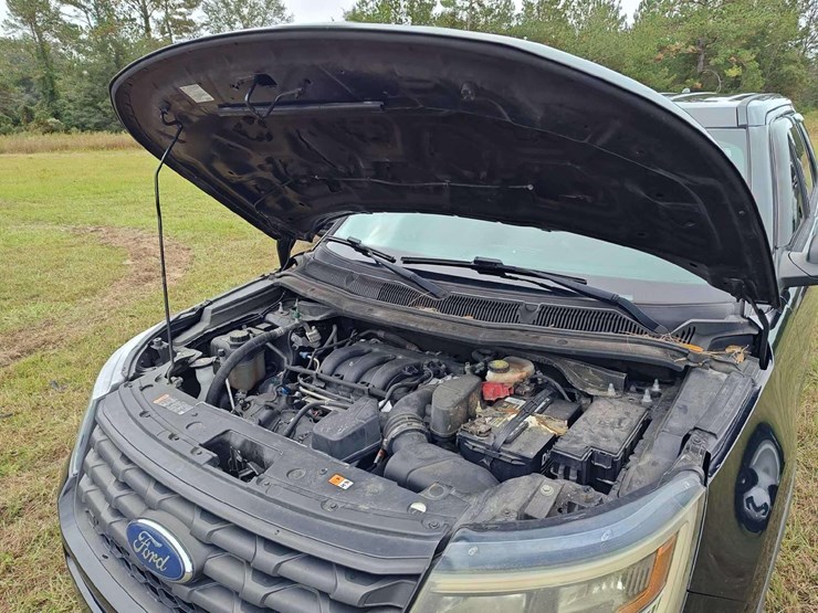 2018-ford-explorer-image-16