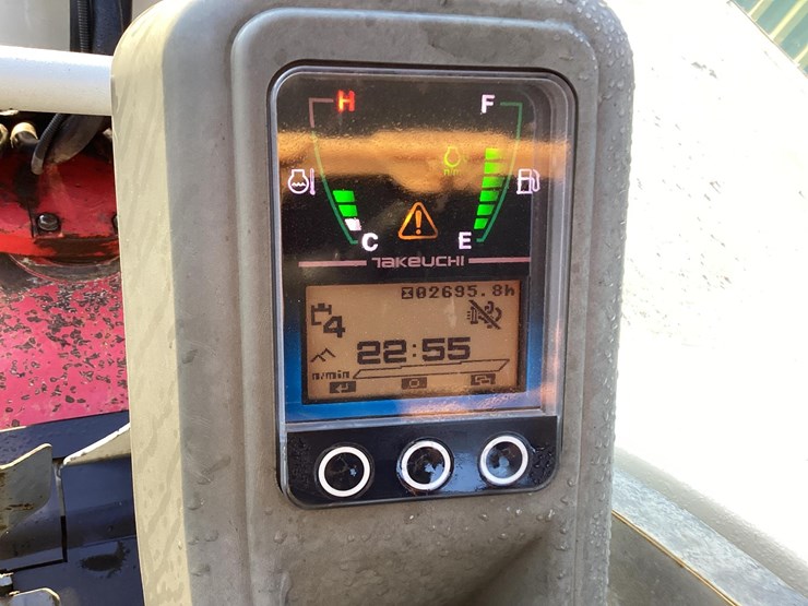 2016-takeuchi-tb240-image-19