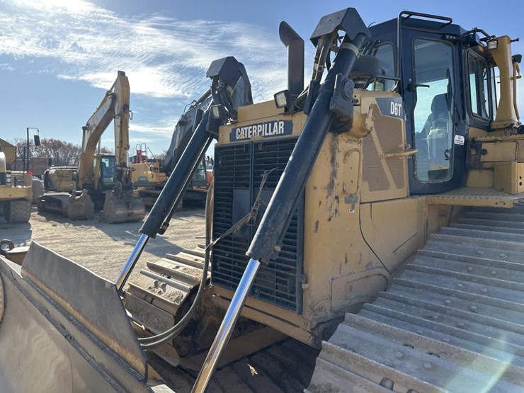 2012-caterpillar-d6t-image-12