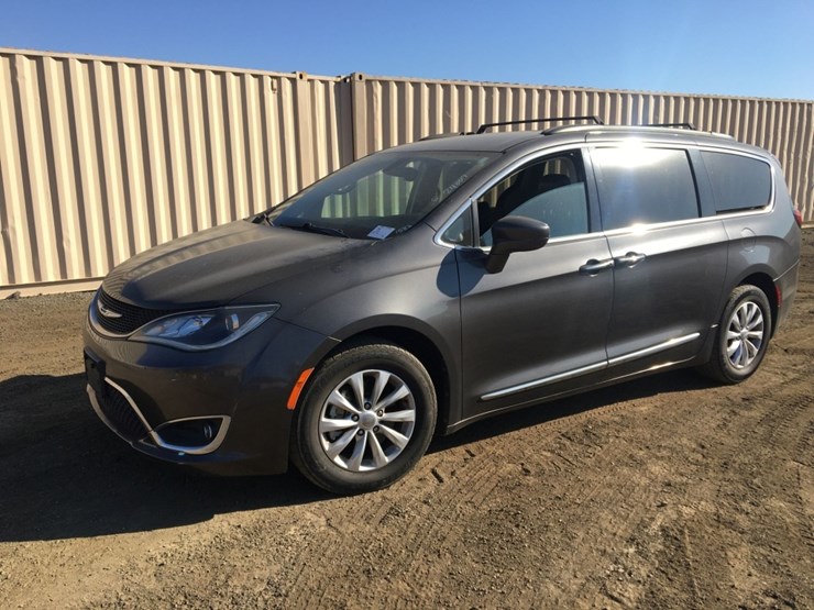2017-chrysler-pacifica-image-1