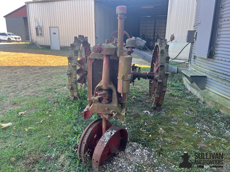 farmall-f-12-2wd-tractor-image-2