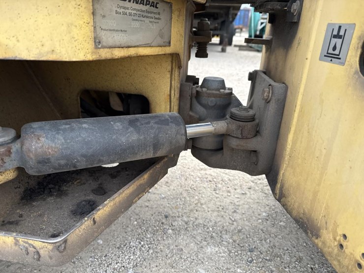 2009-dynapac-cc900-image-22