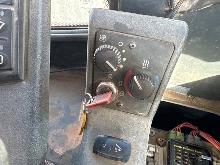 2006-deere-744j-image-36