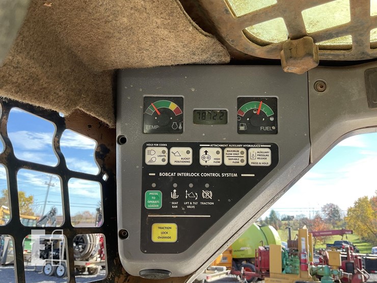 2005-bobcat-t300-image-18