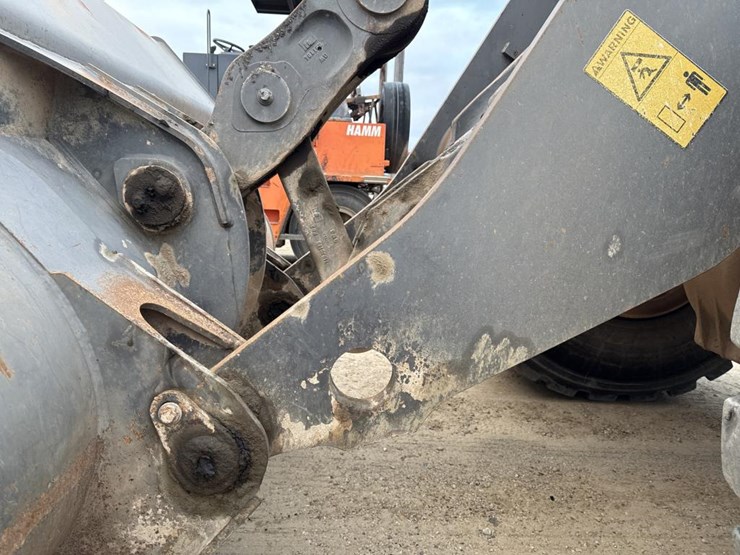 #1911-•-2004-volvo-220e-loader-image-16