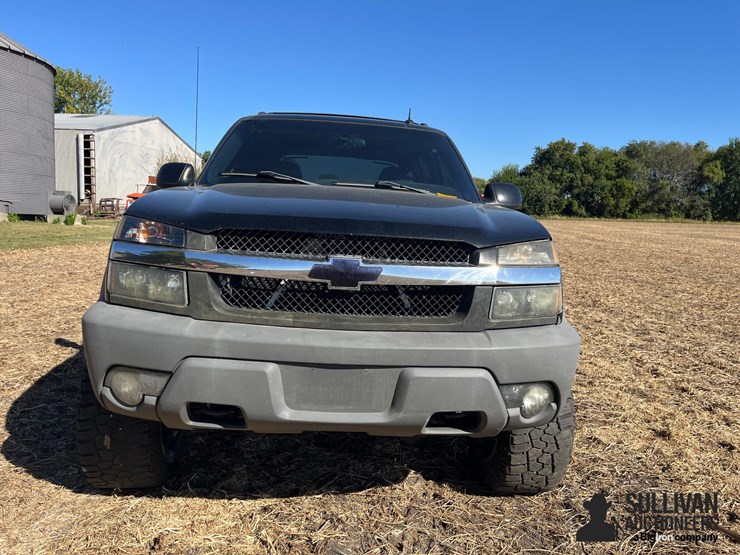 2002-chevrolet-avalanche-1500-image-2