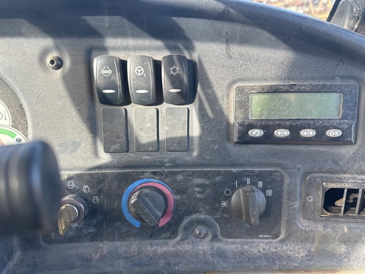 2010-caterpillar-740-image-34