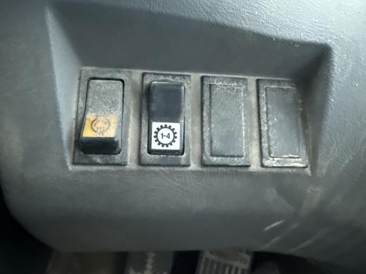 #1911-•-2004-volvo-220e-loader-image-52