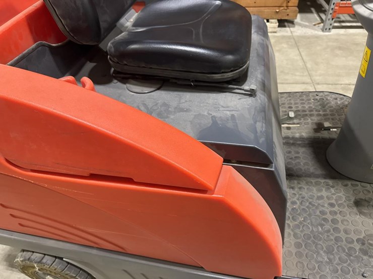 #3874-•-power-boss-apex-47-ride-on-sweeper-image-12