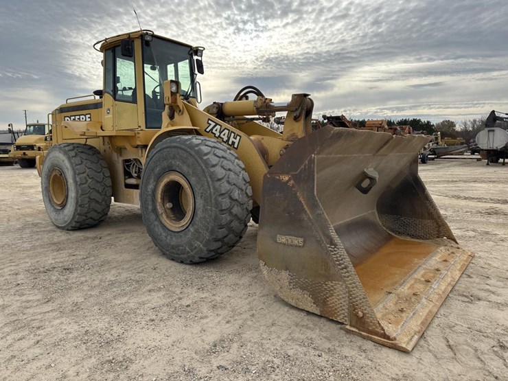 2002-deere-744h-image-7