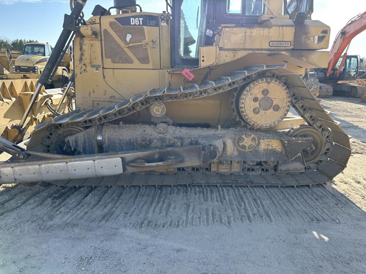 2012-caterpillar-d6t-image-36