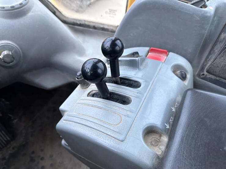 #1911-•-2004-volvo-220e-loader-image-50