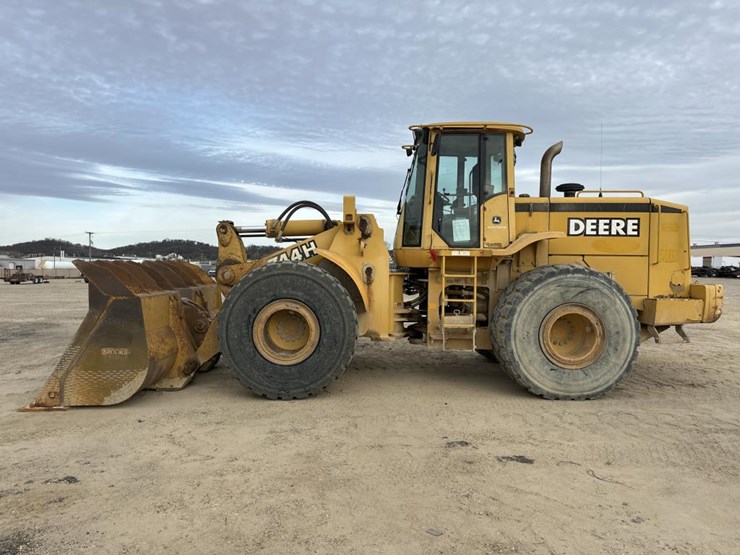 2002-deere-744h-image-2