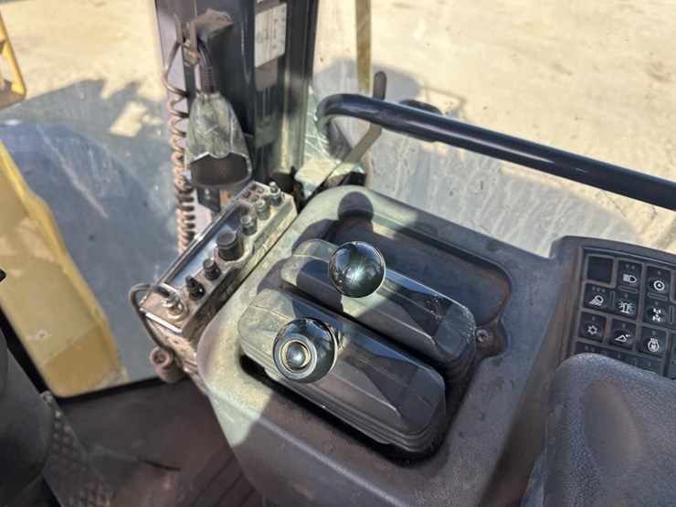 2006-deere-744j-image-32