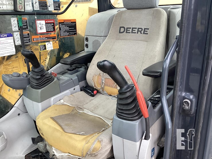 2019-deere-245g-lc-image-12