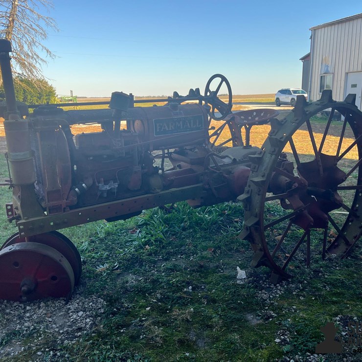 Farmall F-12 2WD Tractor