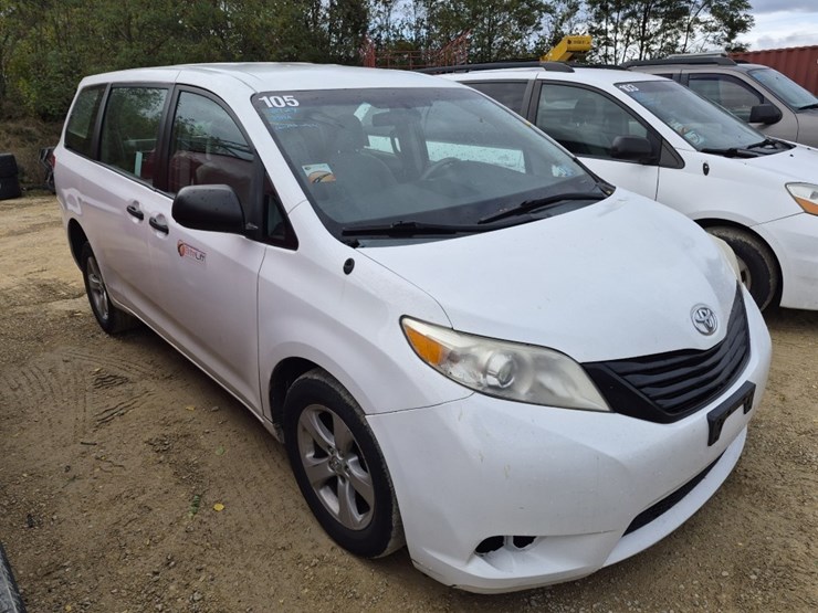 2013-toyota-sienna-image-4