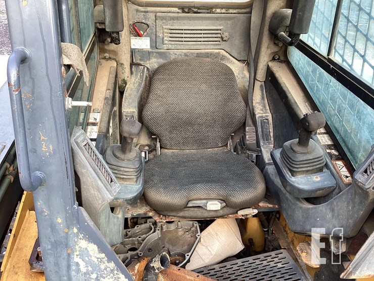 2010-deere-333d-image-15