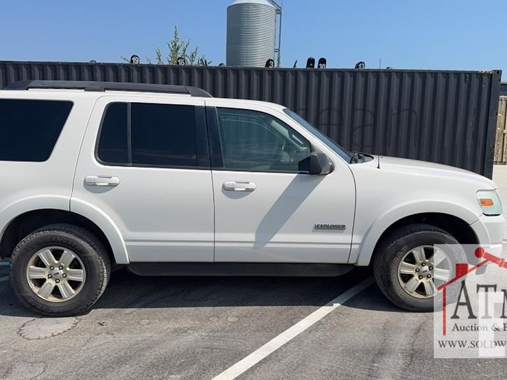 2008-ford-explorer-xlt-image-2