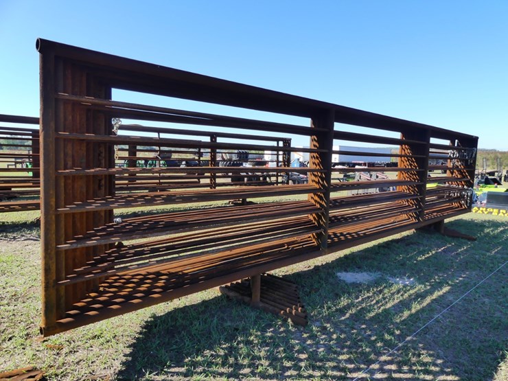 (10)-24'-free-standing-panels-w/-7'10"-gate-image-3