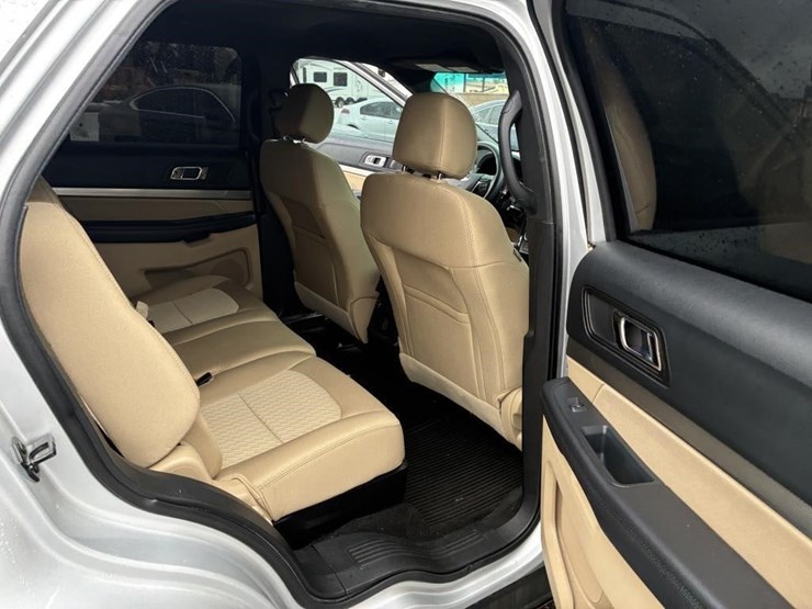 2016-ford-explorer-image-9