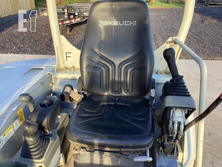 2016-takeuchi-tb240-image-15