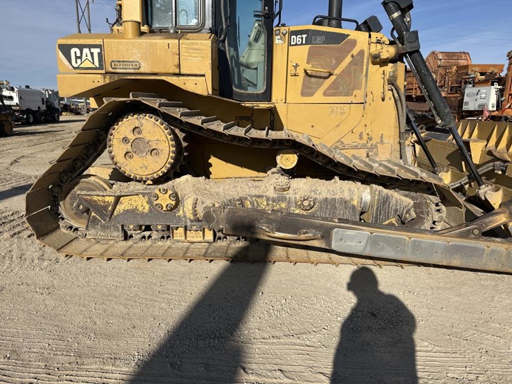 2012-caterpillar-d6t-image-43