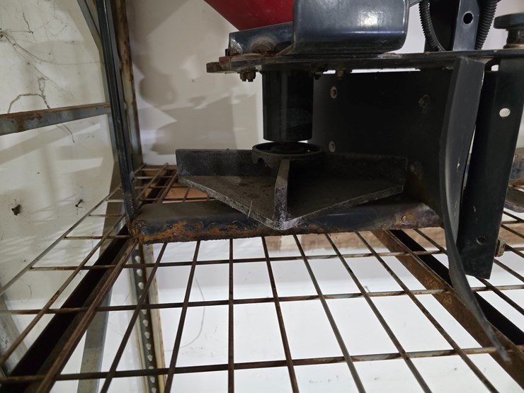 #22372-•-western-2500-tailgate-spreader-image-3