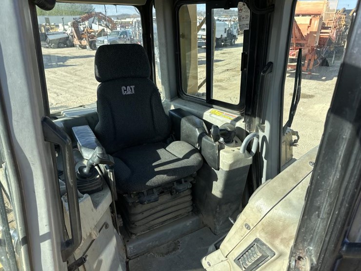 2012-caterpillar-d6t-image-29