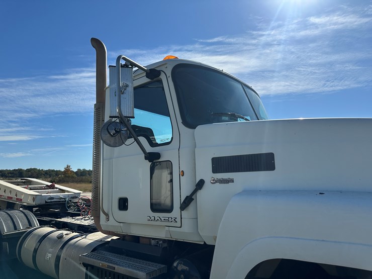 #32746-•-2014-mack-chu-t/a-daycab-truck-tractor-vin:-1m2an07y4em016702-image-38