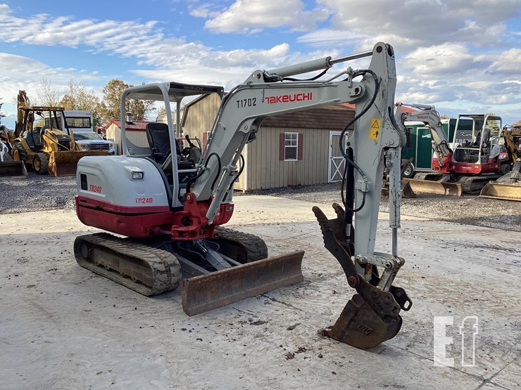 2018-takeuchi-tb240-image-6