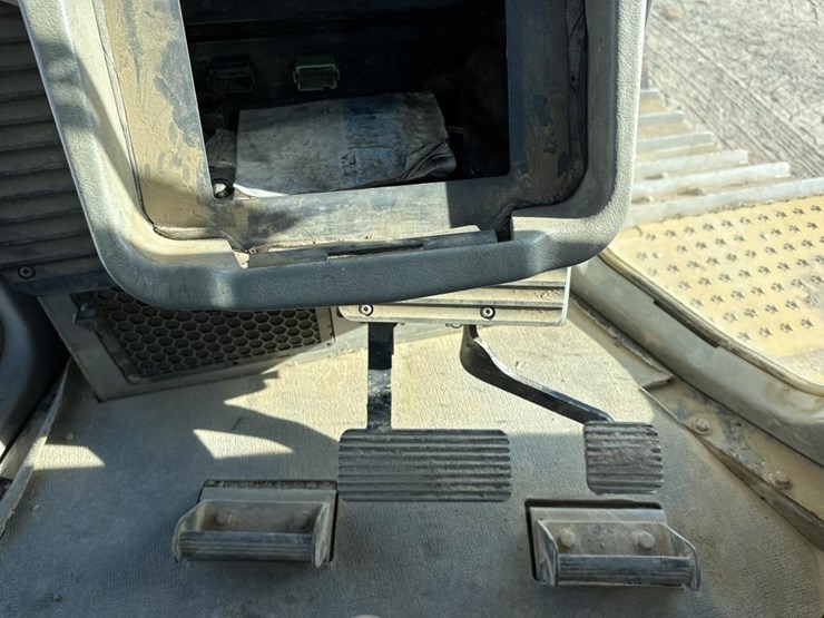 2012-caterpillar-d6t-image-35