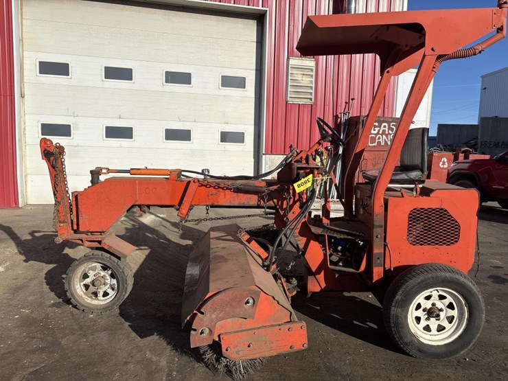 #3808-•-72"-ride-on-power-broom-image-8