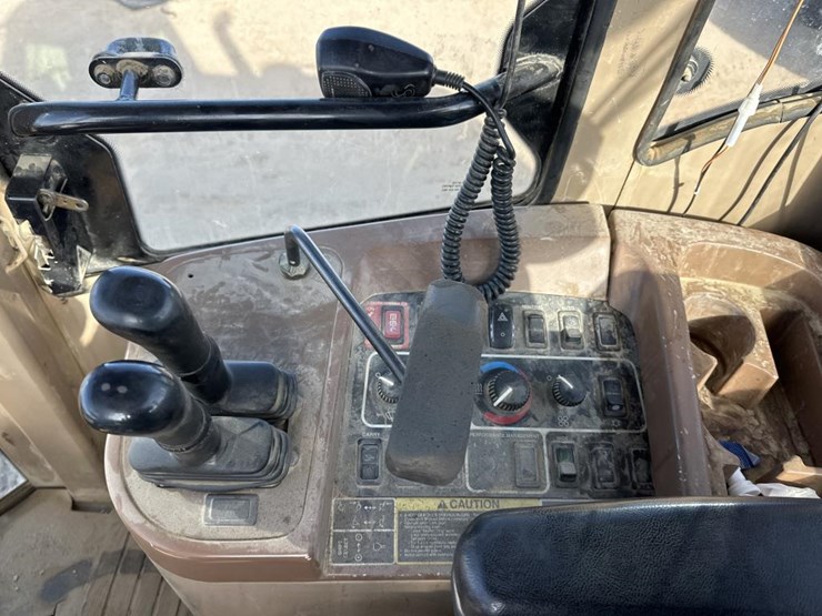 2002-deere-744h-image-32