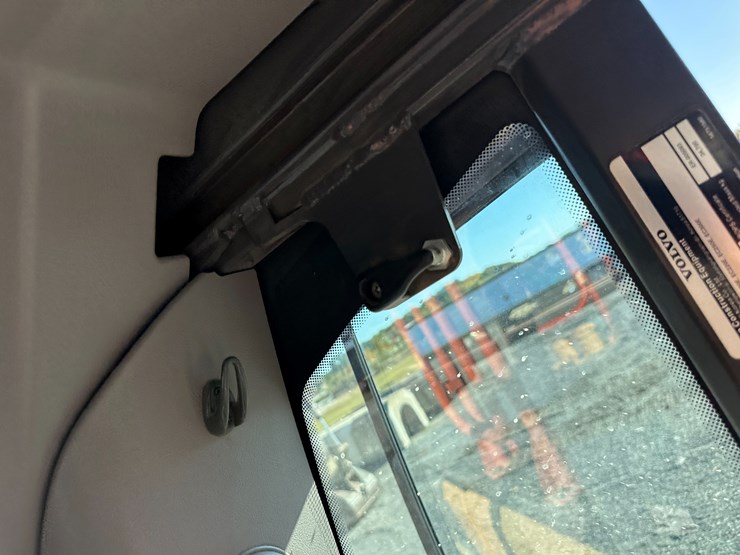 #32825-•-volvo-ec200e-crawler-excavator-image-99