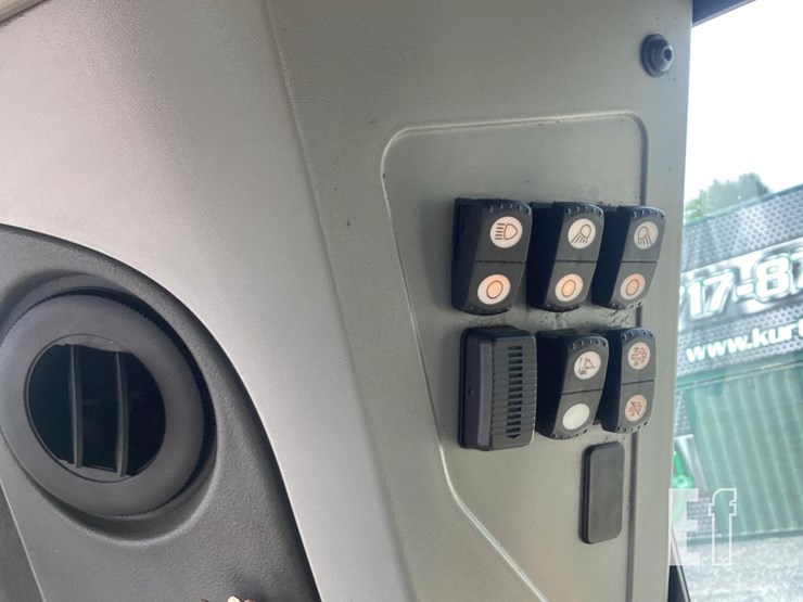 2018-caterpillar-d7e-image-25