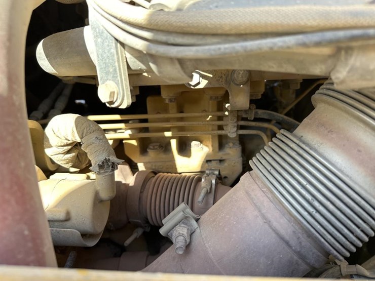 2012-caterpillar-d6t-image-28