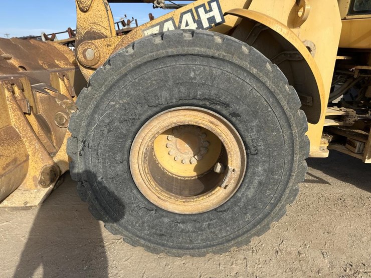 2002-deere-744h-image-37