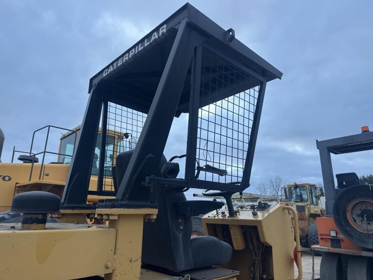 2017-caterpillar-cs-323-image-13