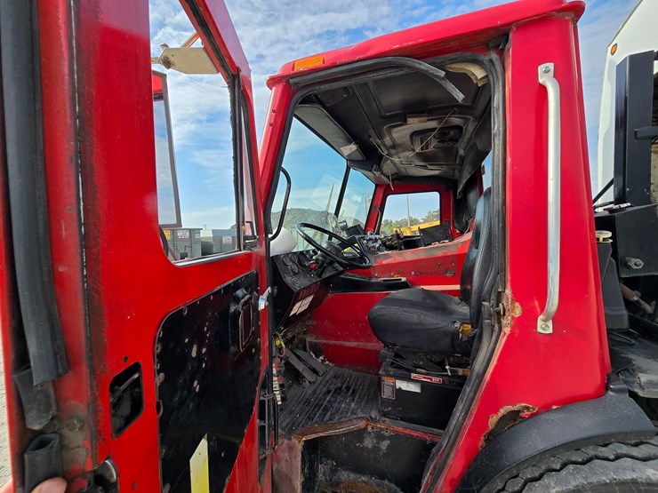 2001-mack-le613-image-42