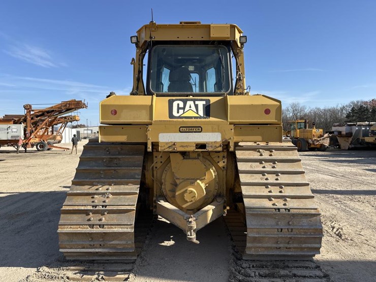 2012-caterpillar-d6t-image-4