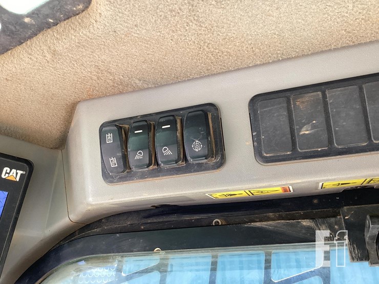 2020-caterpillar-259d3-image-19