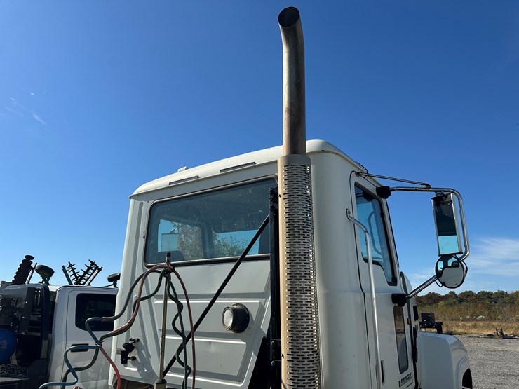 #32746-•-2014-mack-chu-t/a-daycab-truck-tractor-vin:-1m2an07y4em016702-image-43