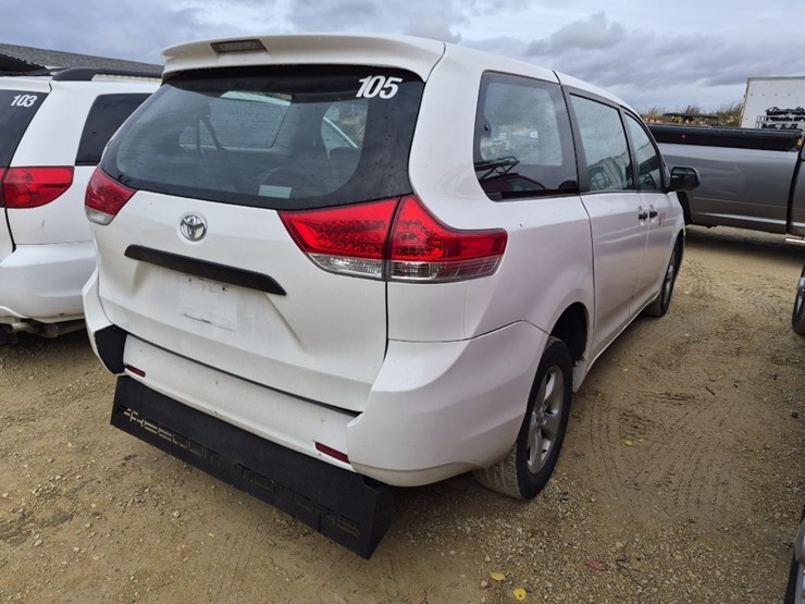 2013-toyota-sienna-image-5