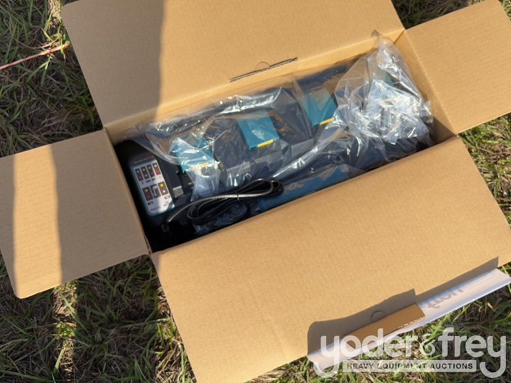 makita-18-volt-4-bank-charger-image-2