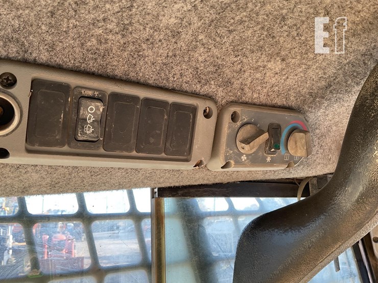 2005-bobcat-t300-image-19