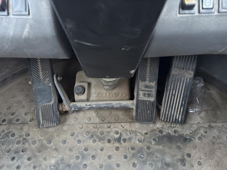 #1911-•-2004-volvo-220e-loader-image-58